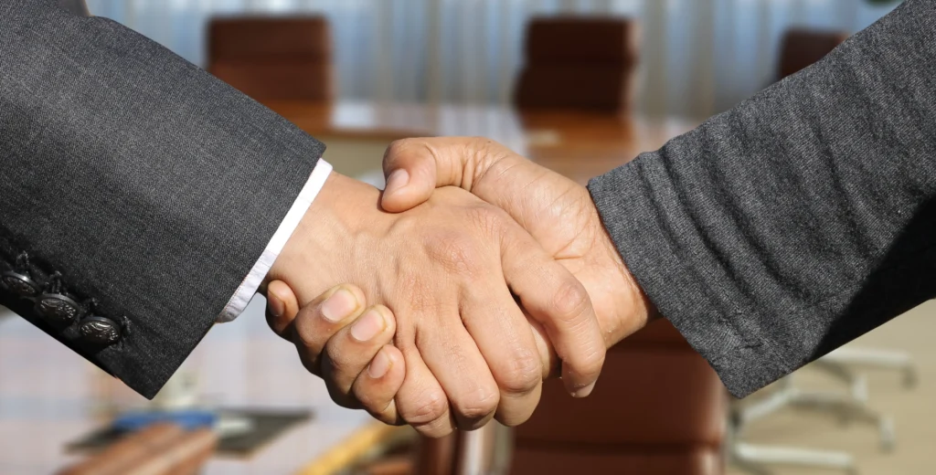 会議室で握手をする手元