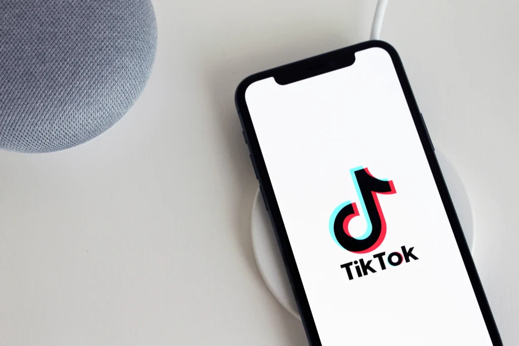 充電中のスマホ画面に映るTikTokアイコン